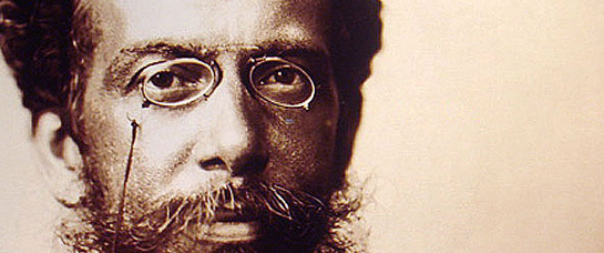 Machado de Assis, negro, de origem humilde e fundador da Academia Brasileira de Letras