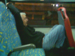 Cara dormindo no ônibus